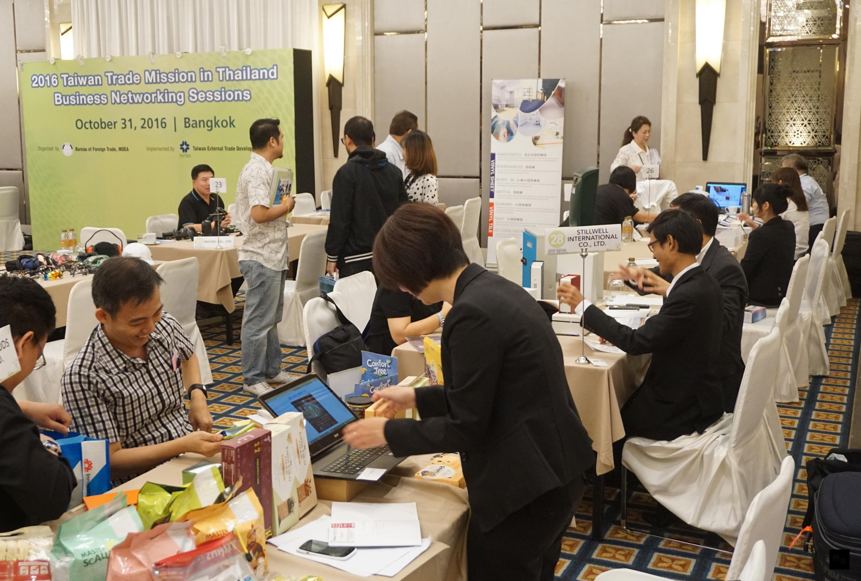 為拓展台灣商品,由外貿協會組成的推廣團10月31日在泰國曼谷舉行貿易商機媒合會,邀請泰國買家或代理商洽談。圖為洽談媒合會現場。(中央社提供)