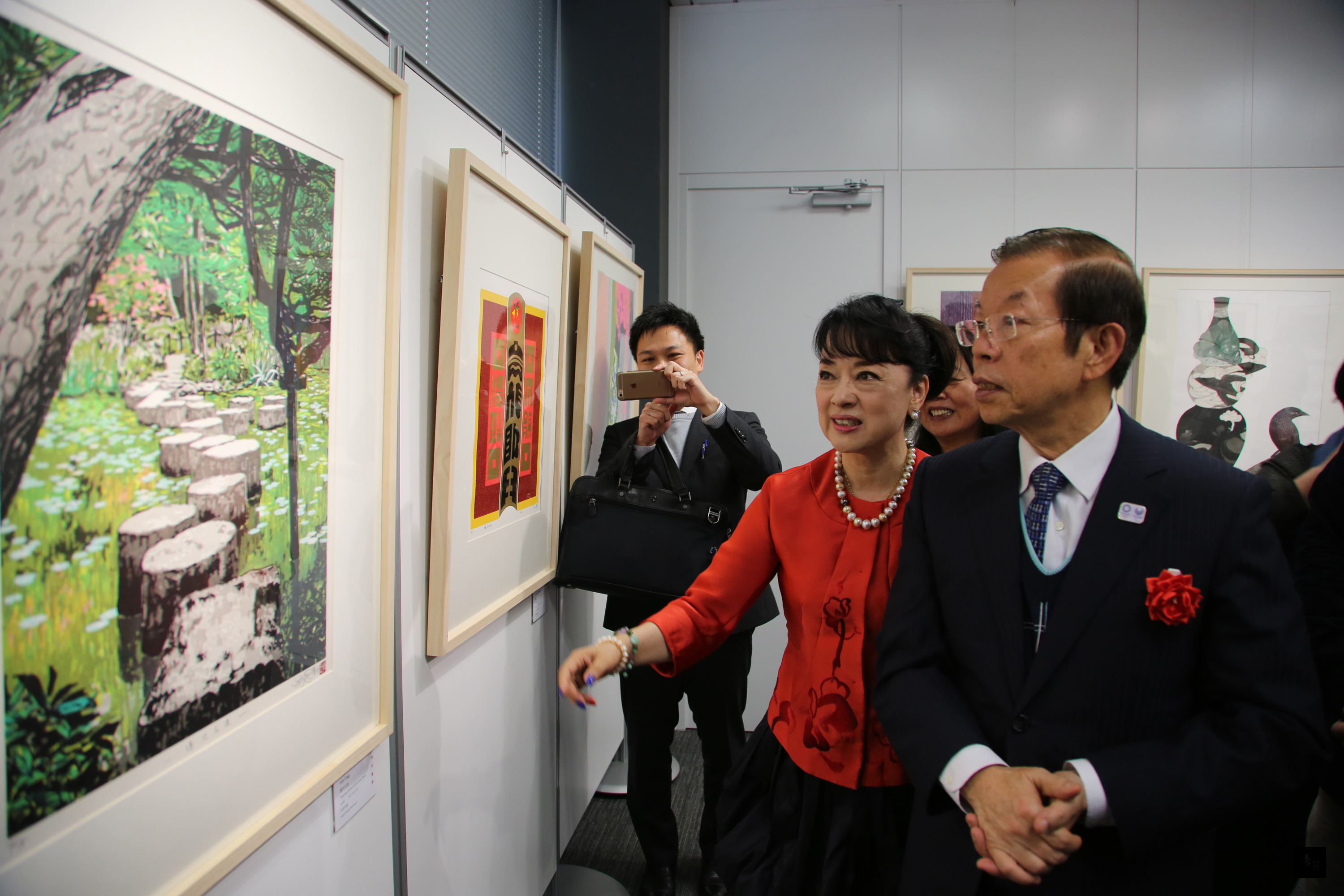 「台灣.日本版畫名家交流展」在東京的台灣文化中心登場,台日約20名版畫家展出31件傑作,旅日紅星翁倩玉推出作品並為駐日代表謝長廷導覽。(中央社提供)