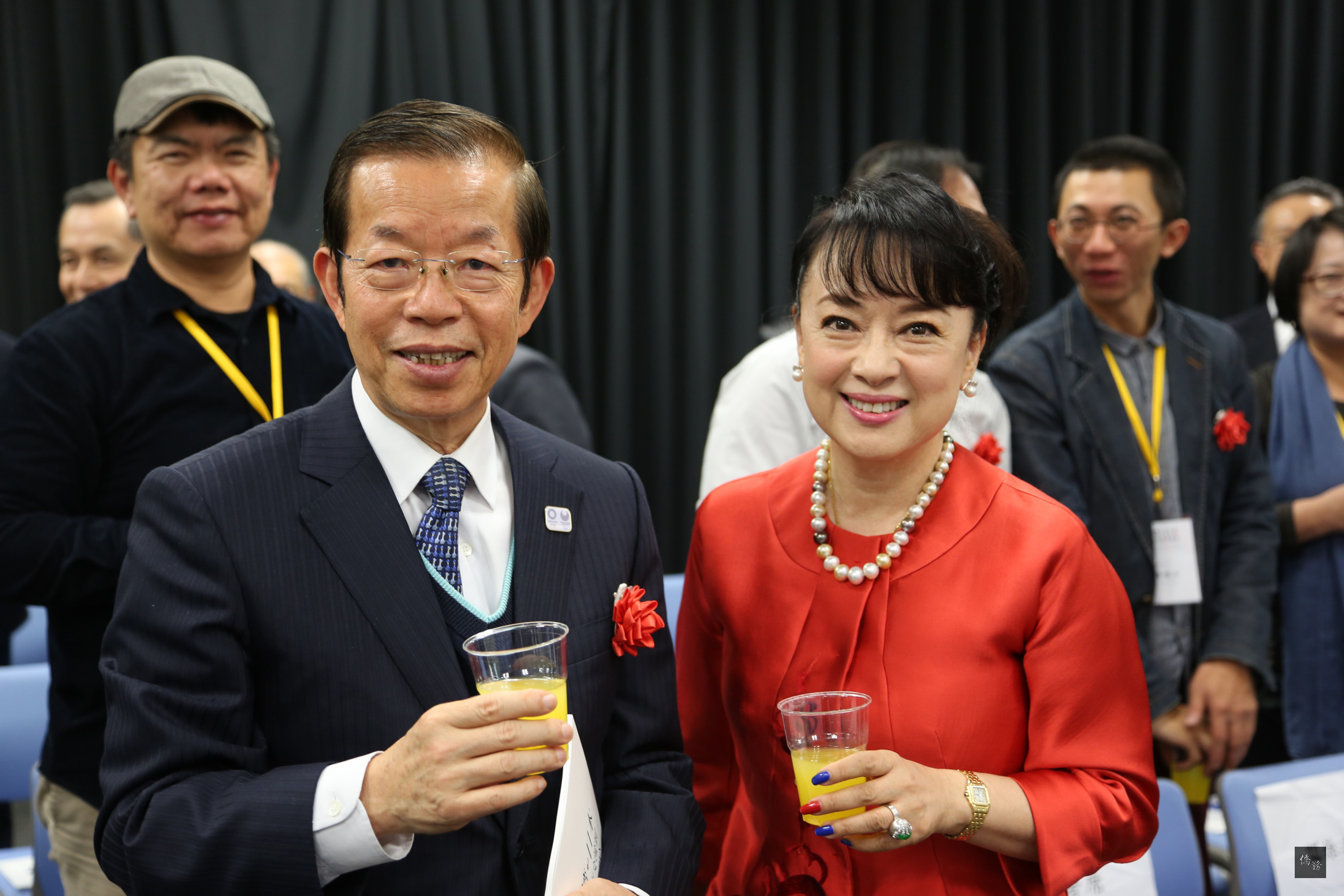 「台灣.日本版畫名家交流展」在東京的台灣文化中心登場,台日約20名版畫家展出31件傑作,旅日紅星翁倩玉推出作品並為駐日代表謝長廷導覽。(中央社提供)