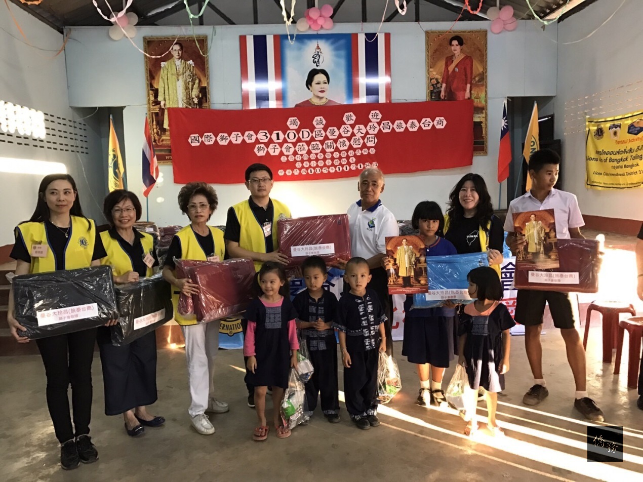 泰國曼谷大玲昌旅泰台商獅子會發起「愛心到清萊」活動，創會會長何素珍（左三）、前會長郭修敏（左二）及孔祥蘭（右二）贈送禦寒毛毯及日用品給泰北僑校學生。（泰華文教中心提供）