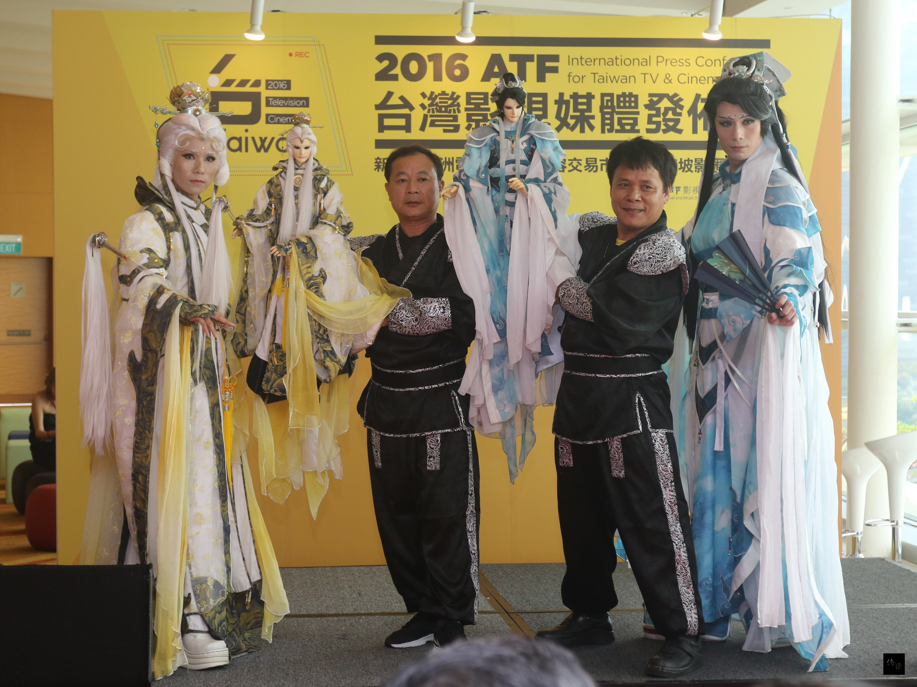 文化部7日在新加坡舉辦台灣影視媒體發布會，由台灣著名大霹靂布袋戲結合真人版cosplay帶動下熱鬧開場，向國際買家及媒體展示及推薦台灣影視精品。（中央社提供）