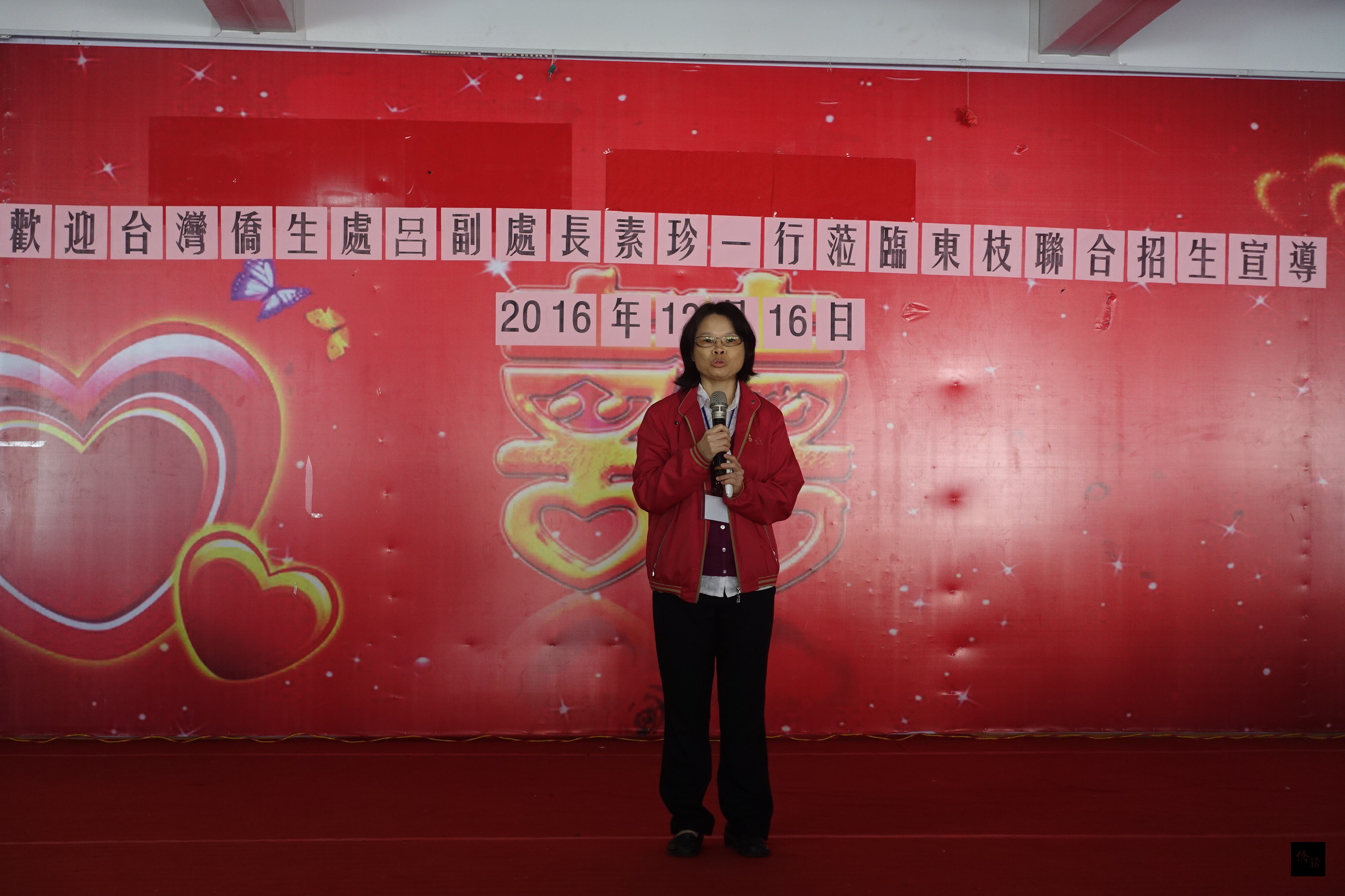 僑務委員會僑生處副處長呂素珍在東枝興華學校，說明僑生政策、僑生申請及流程等事項。（泰華文教中心提供）