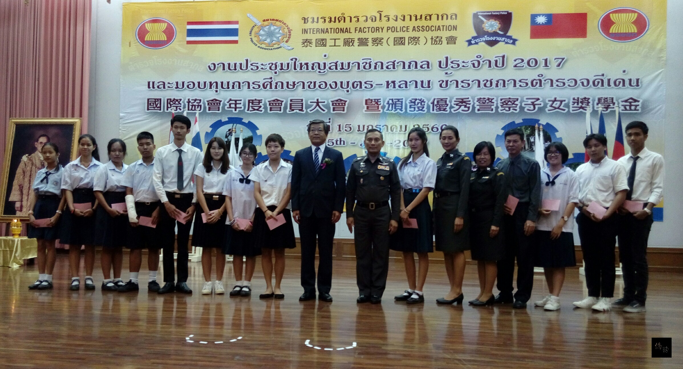 泰國工廠警察(國際)協會在泰國台灣會館舉行2017年會員大會及頒發優良警察子女獎學金,駐泰代表謝武樵(中)及泰國警政署副總監蘇維喇警上將(右八)共同頒發優良警察子女獎學金,勉勵獲獎學子努力向學。(泰華文教中心提供)