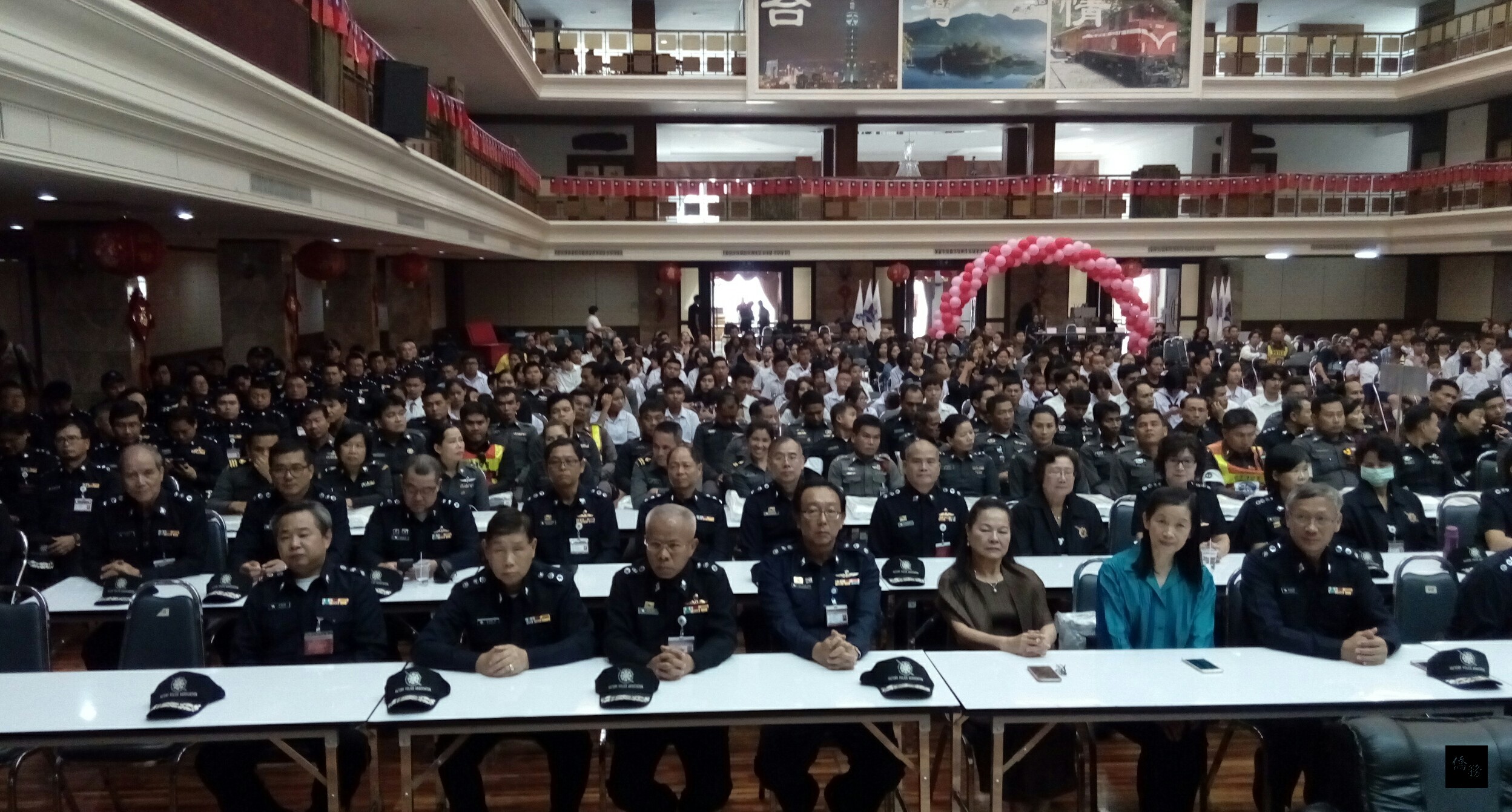 泰國工廠警察(國際)協會在泰國台灣會館舉行2017年會員大會及頒發優良警察子女獎學金,約500人出席。(泰華文教中心提供)
