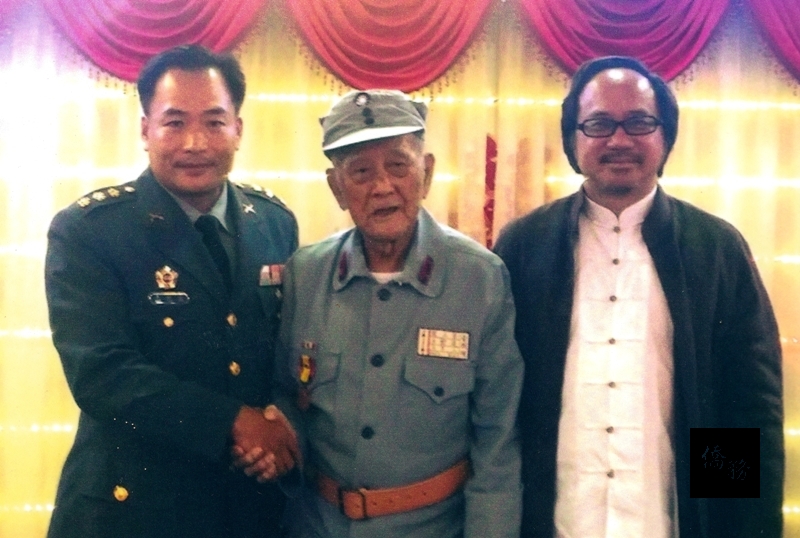 2015年紀念抗戰勝利及台灣光復70週年時,僑務委員會頒贈抗戰有功紀念章給黃鐵魂。左一為中華民國陸軍武官吳來益,右為拿督斯裏陳榮立。(馬來西亞南僑機工史料搜研工作室負責人劉道南提供)