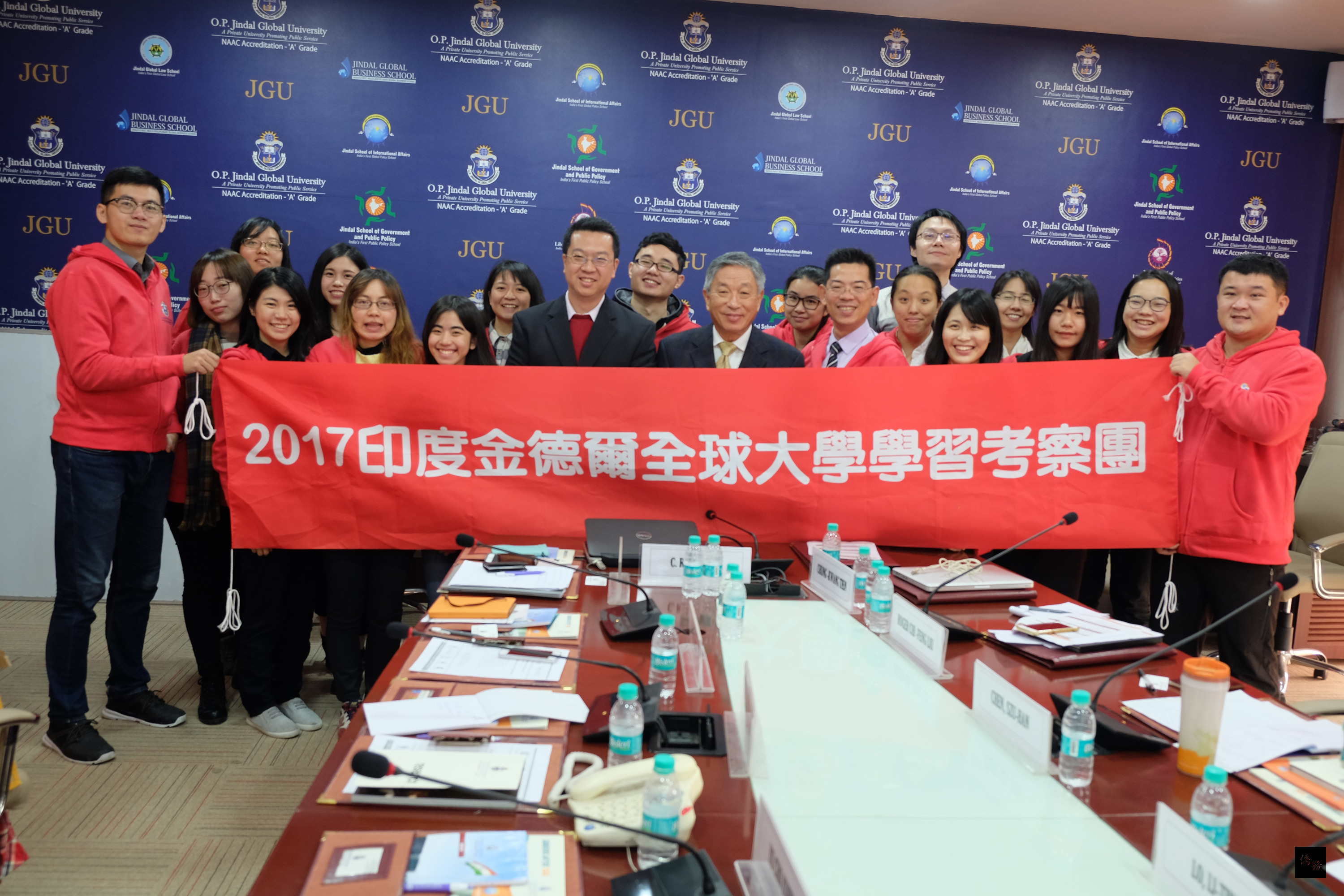 台灣9所大學15名學生16日起在印度金德爾全球大學展開為期10天的學習之旅，盼成台印合作種子，並與駐印度代表田中光（右六）等人合影。（中央社提供）