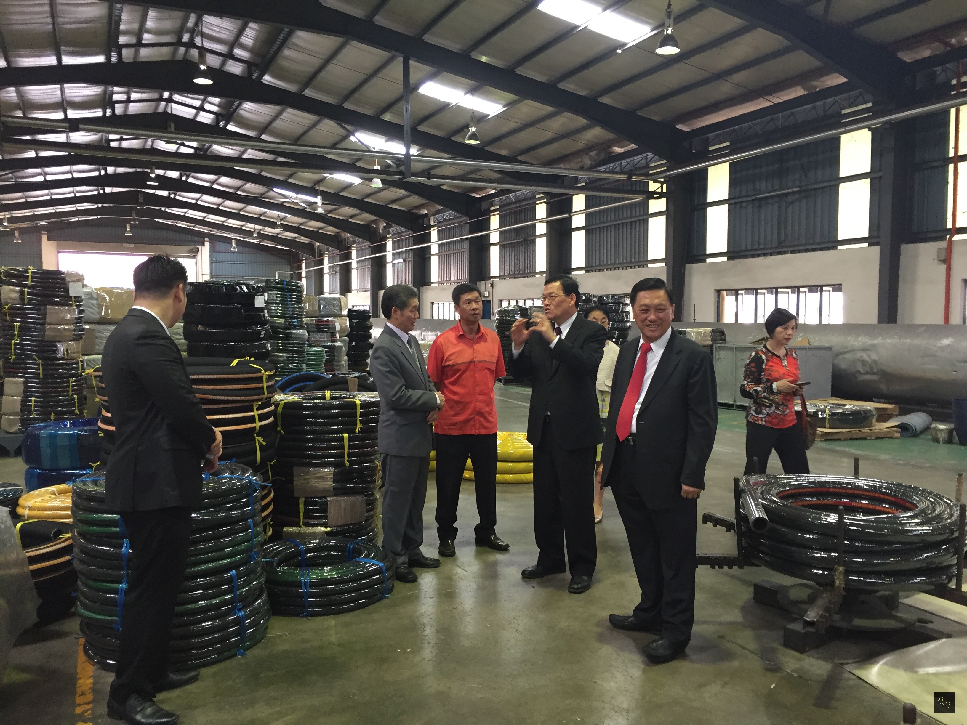 駐馬來西亞代表章計平參觀北馬霹靂州怡保的台商緯鉅膠管股份有限公司廠房,了解生產情形。(外交部提供)