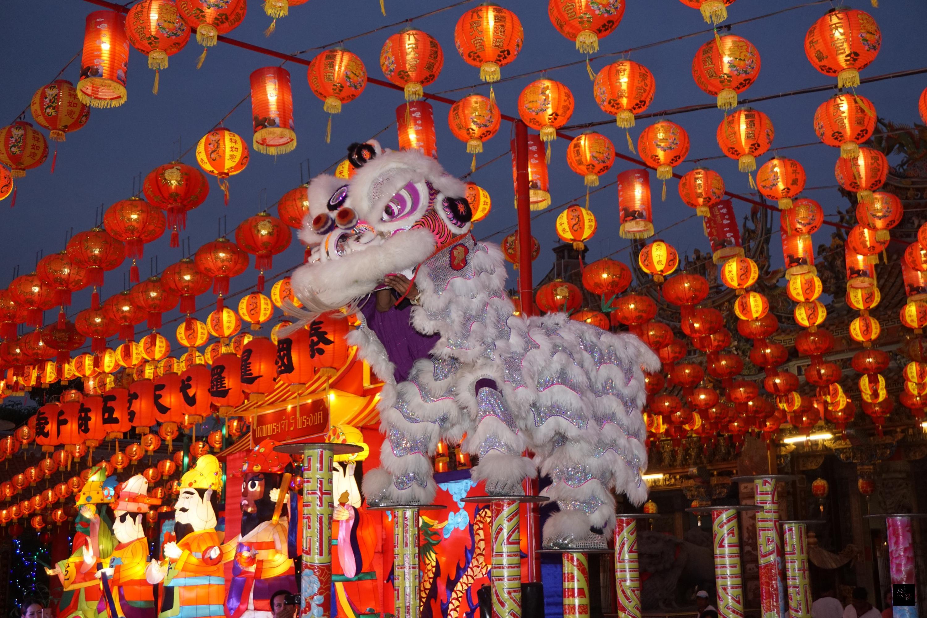 連續辦理4年的泰國暹邏代天宮元宵花燈盛會,今年邁入第5年,也成為曼谷近郊北欖省重要節慶活動,每年吸引逾10萬人次參觀,21日晚間舉行點燈儀式,並邀請舞獅隊表演。(中央社提供)