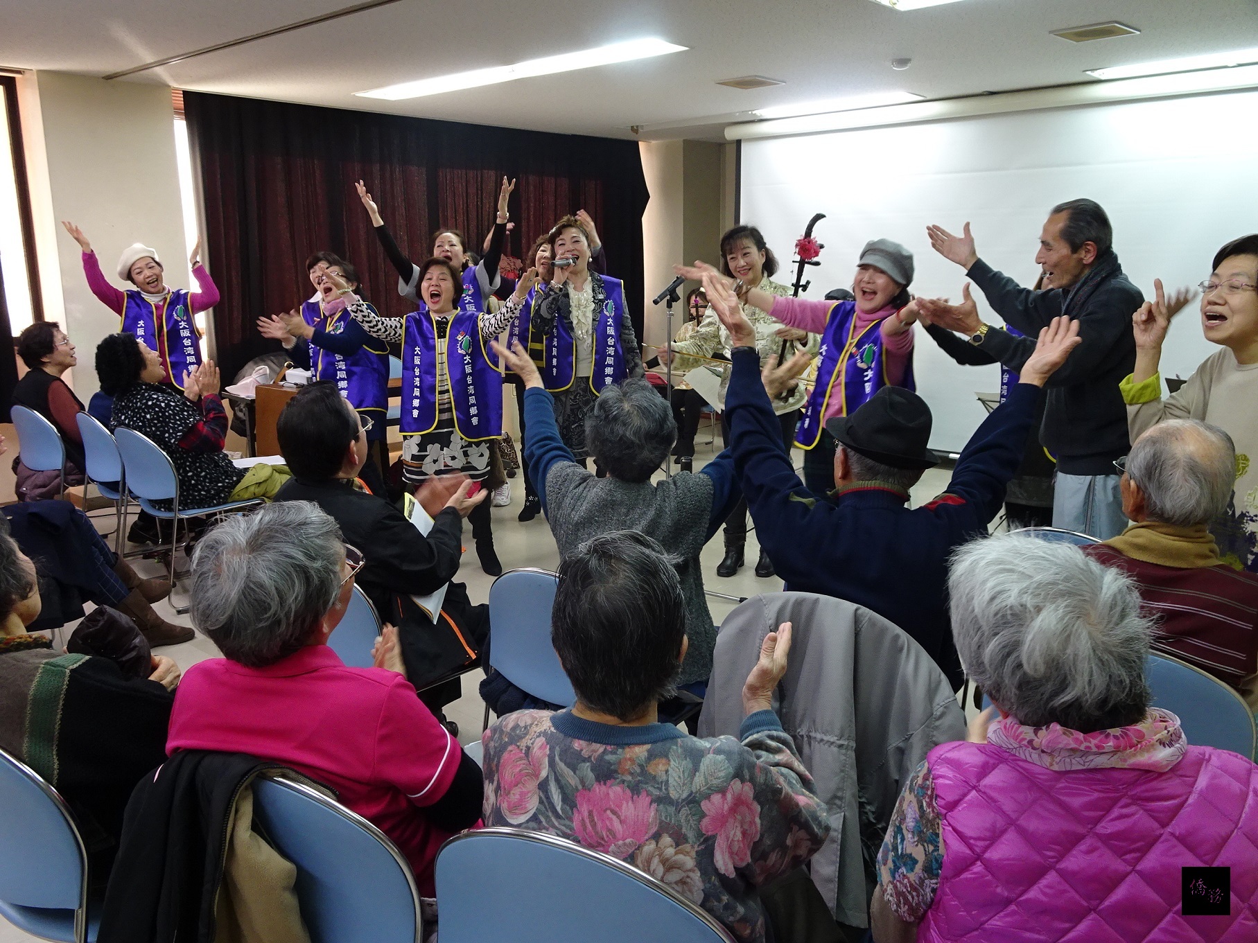 在魏麗玲的二胡伴奏下，大阪台灣同鄉會團隊高歌「來何日君再來」與日本長輩們交流。（日本台灣新聞提供）