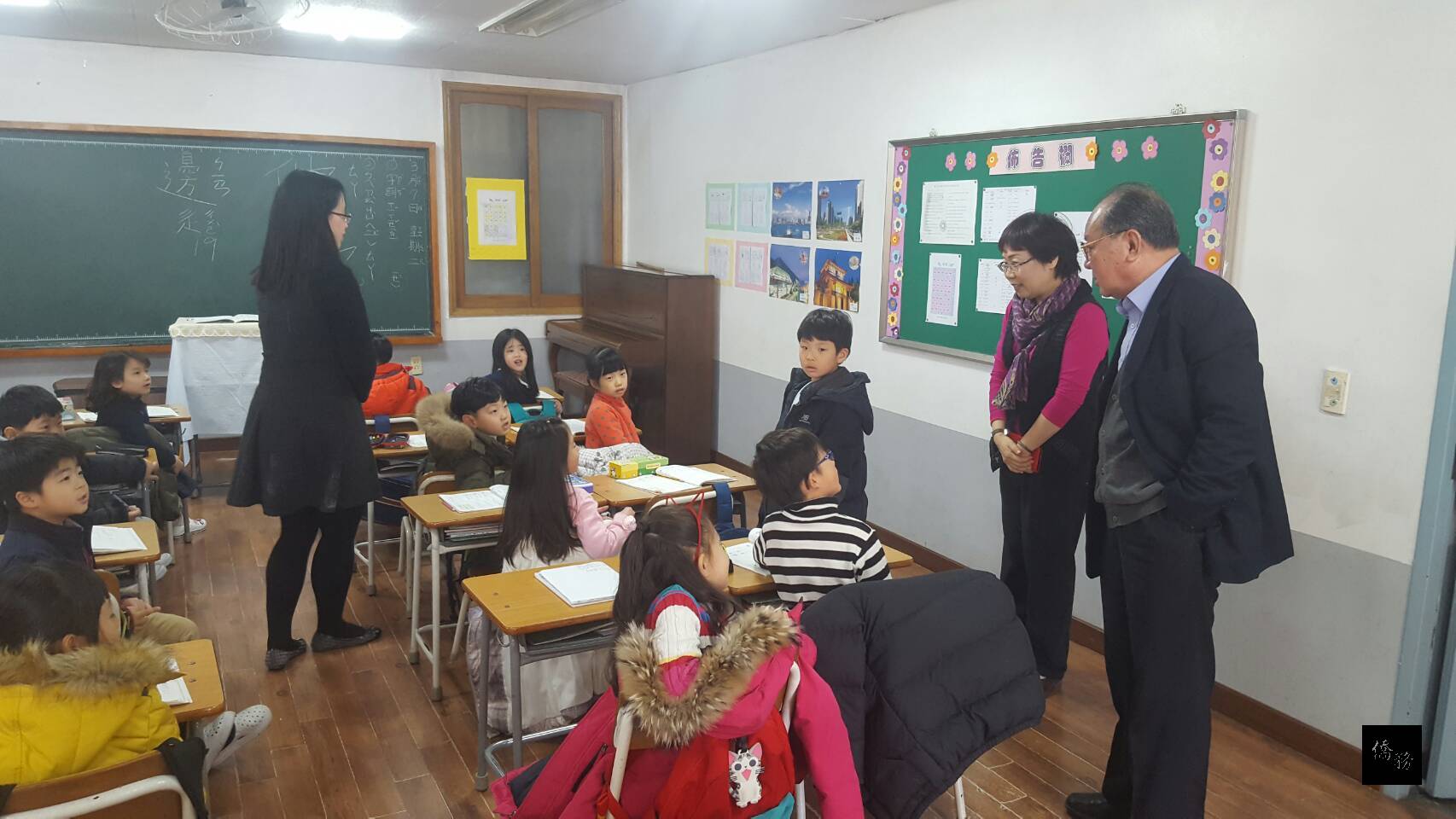 駐韓代表處僑務組長廖靜芝（右二）到議政府華僑小學訪問。（駐韓國代表處提供）