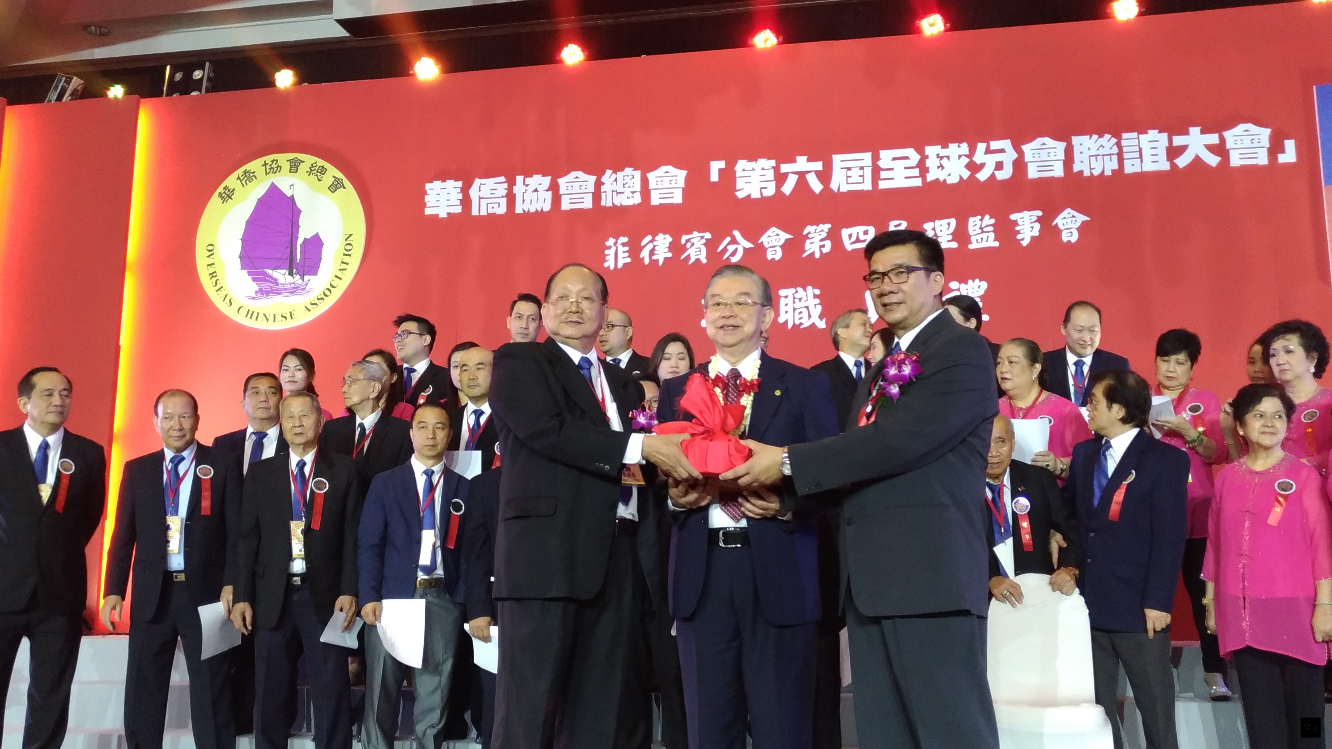 華僑協會總會菲律賓分會於5月14日上午在馬尼拉舉辦第四屆理監事會就職典禮,由總會黃海龍理事長監誓、移交印信新屆會長郭振強。(菲華文教中心提供)