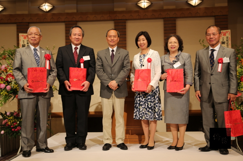 17個具台灣意識的在日台灣僑胞團體4日在東京成立大僑團「全日本台灣連合會」，選趙中正（左）任會長。總統蔡英文派僑委會委員長吳新興（中）到場祝賀。（中央社提供）