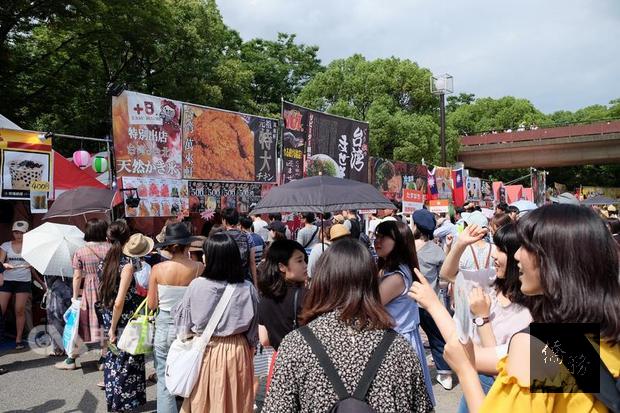 第二屆「台灣嘉年華2017」29日在東京都內的代代木公園舉行,雖然中午氣溫逾攝氏30度,仍吸引許多民眾揮 汗排隊購買台灣美食。(中央社提供)