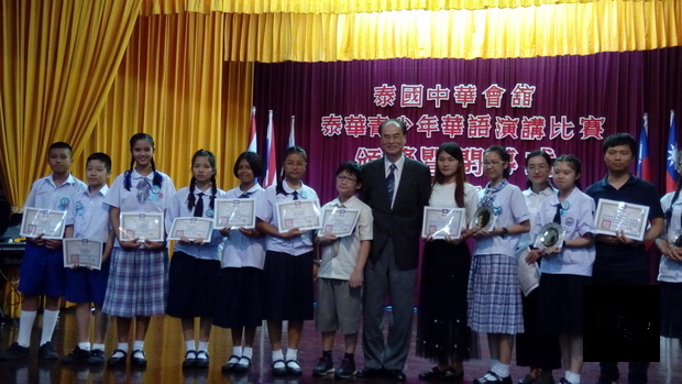 泰華文教中心主任盧景海(右六)與初中乙組獲獎同學及指導老師合影。(泰華文教中心提供)