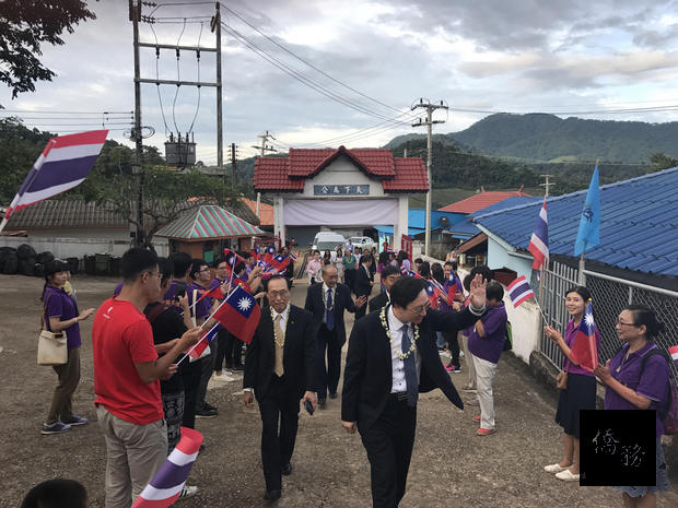 駐泰國代表童振源(中右揮手者)至光復高中參訪,受到師生熱烈歡迎。(泰華文教中心提供)