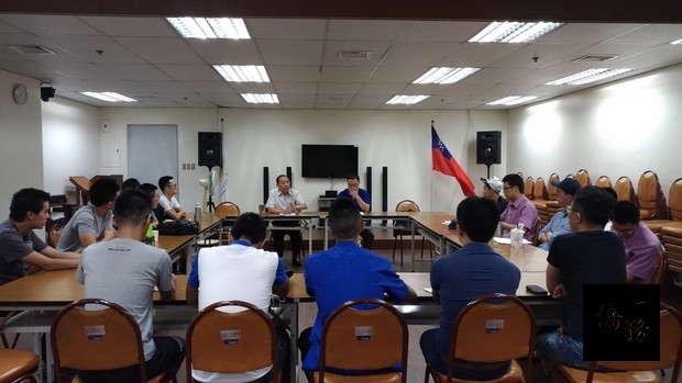 菲華文教中心於8月14日下午舉辦教育替代役男衛教及勤務座談會，由中心主任尤正才（前排右二）主持。（菲華文教中心提供）