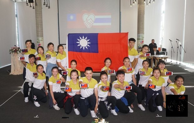 外交部遴選的青年大使泰國訪問團1日在泰國蘭實大學舉行文化演出和交流,在表演節目中秀出青天白日滿地紅國旗,齊喊台灣,並以泰式舞蹈和台式美食小吃和泰國青年朋友交流互動,訪問泰國行程劃下圓滿句點。(中央社提供)