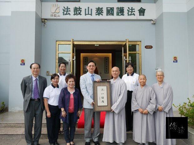 駐泰國代表童振源（前中）、僑務組長盧景海（前左一）與釋常學法師（前右三）、法鼓山泰國護法會會長蘇林妙芬（前左三）及眾修合影留念。（泰華文教中心提供）