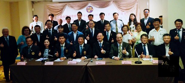 駐泰國代表處9月12日召開「泰國台灣高科技中心」籌備會議，由童振源代表（前排右四）主持。（泰華文教中心提供）