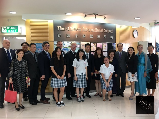 駐泰國代表童振源太太白佩華（右六）、代表處僑務組組長盧景海（右四）、泰國中華國際學校代理董事長章維斌（右七）、榮譽董事長蘇林妙芬（右五）與各級校長等合影留念。（泰華文教中心提供）