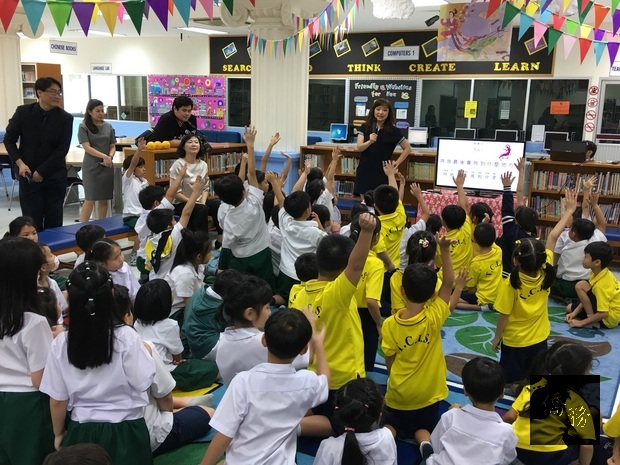 泰國中華國際學校舉行慶祝中秋佳節活動，邀請駐泰國代表童振源太太白佩華為近百位小學生說中秋節的故事。（泰華文教中心提供）