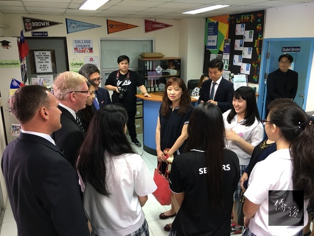 駐泰國代表童振源太太白佩華（中）由九年級學生導覽參觀學校。（泰華文教中心提供）