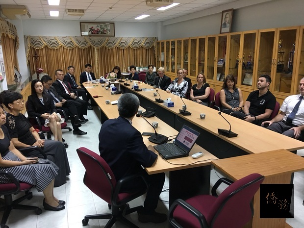 駐泰國代表童振源太太白佩華與學校各級校長及老師座談，瞭解中華國際學校運作現況及教學情形。（泰華文教中心提供）