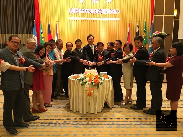 童振源（中）與出席會貴賓共同切蛋糕，慶祝26週年慶。（駐泰國代表處提供）