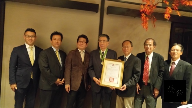 吳新興頒贈華僑之友榮譽章證書及獎章予櫻井治幸 (圖左四),駐大阪辦事處處長陳訓養(圖左一)等人觀禮。