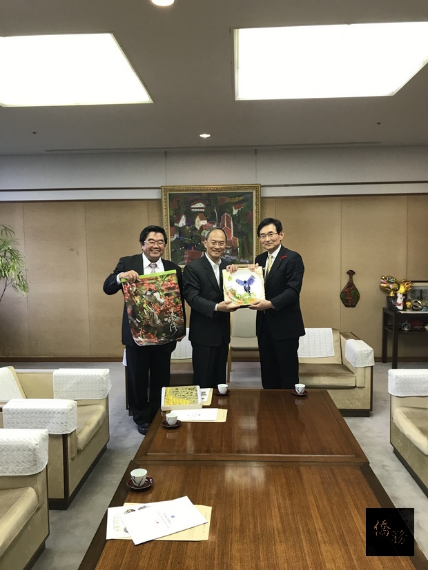 吳新興拜會福岡縣副知事江口勝並贈送印有臺灣國鳥之轉寫盤及本會印製之月曆。