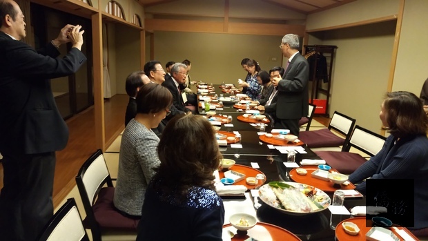 吳新興與九州地區僑領餐敘座談。