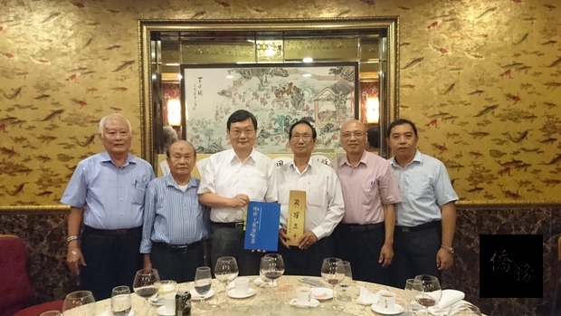 駐胡志明市辦事處處長梁光中（左三）致贈國畫協會會長張漢明（左四）書法特刊。（駐胡志明市辦事處提供）