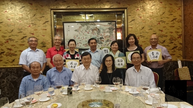 駐胡志明市辦事處處長梁光中（前排左三）、胡志明市書法協會副會長張路（前排左一）、鄔有發（前排左二）、林漢城（後排左四）、國畫協會會長張漢明（前排右一）合影留念。（駐胡志明市辦事處提供）
