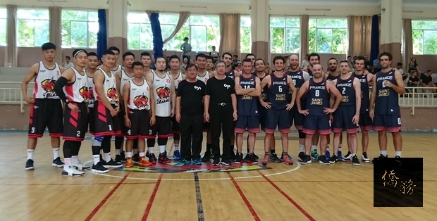 越南大亞盃國際籃球賽12月3日在胡志明市新平郡阮尚賢學校籃球場舉辦決賽。（駐胡志明市辦事處提供）