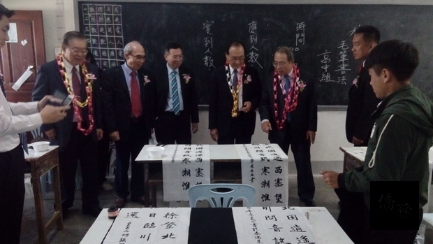 駐泰代表處副代表石柏士（右三）、泰國華僑協會主席余聲清（右四）、華僑協會總會理事長黃海龍（左二）等至書法比賽現場，為選手加油打氣。（泰華文教中心提供）