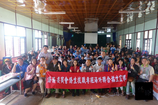 緬甸地區聯合招生宣導團一行與緬北果文文教會常委學校聖光中學校長魯金文（中）、弄曼果菁學校校長晏發喜（左五）及學生們合影留念。（駐緬甸代表處提供）