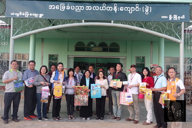 緬甸地區聯合招生宣導團致贈怒江果族學校校長鄭鳳錦文宣紀念品，駐緬甸代表處秘書楊碧華並贈送該校2018年僑務委員會月曆。（駐緬甸代表處提供）