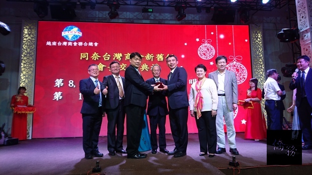 同奈省台商會滿任會長簡智明(左三)將印信交新任會長吳明穎(左五)由僑委會委員長吳新興(左四)見證。(駐胡志明市辦事處提供)