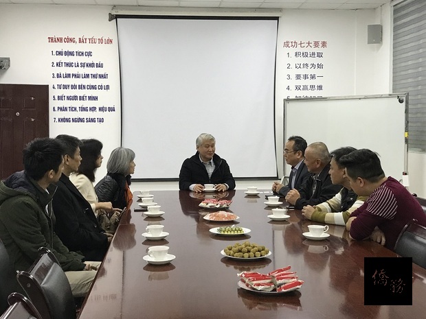 副總經理曾榮輝 (右1坐者)接待石瑞琦 (中間坐者)一行