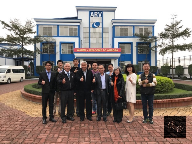 駐越南代表石瑞琦夫婦與中川公司人員合影(前排左起:高國華、石瑞琦、曾榮輝、石夫人、李綺霞)
