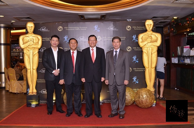 章計平(右2)出席緯鉅集團感恩餐會暨榮獲海外臺商磐石獎慶功宴