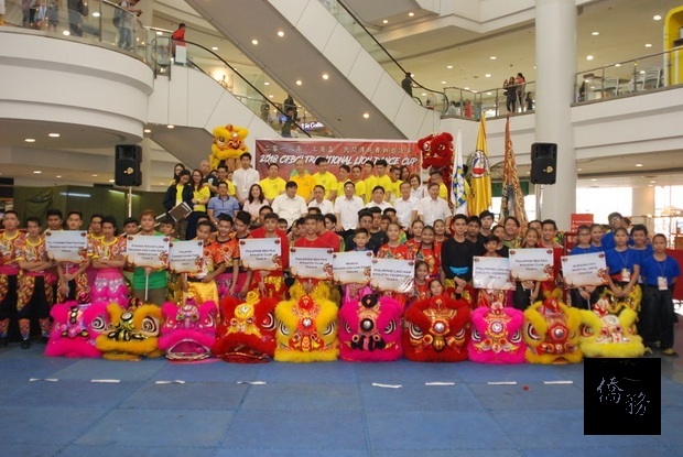 主辦單位與所有參賽舞獅隊伍合照。
