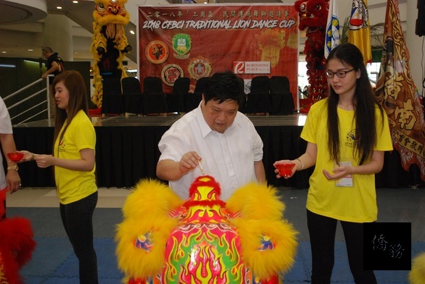 菲律賓嶺南國術總會理事長許長泰為醒獅點睛祝福。