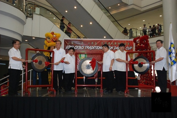 黃拔來、黃書瑋、許長安與許長泰等人共同擊鑼。