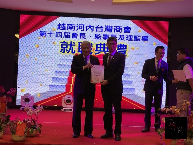 石瑞琦(左)代表吳新興致賀函予盧智生(右)。