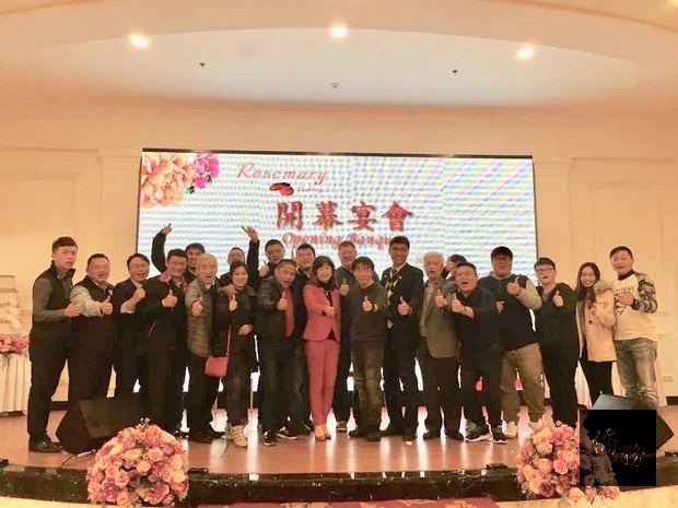 開幕餐會合影:前排右起:江朝旭夫婦、蔡泳森(右4)、陳彥翰、柯秋木、盧智生、林敏雄、李綺霞、陳威銘、李旋門夫婦、王政鴻、洪志華(左二)。