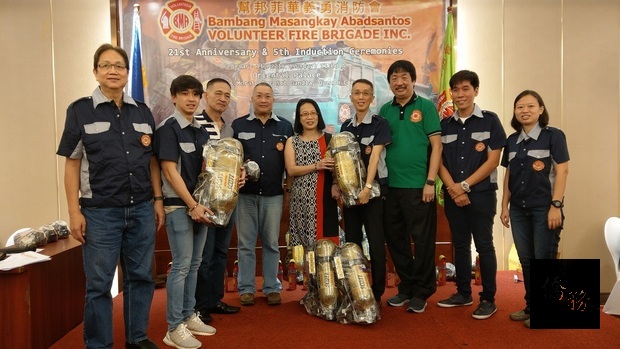 社會善心人士捐贈8組空氣呼吸器給幫邦菲華義勇消防會。