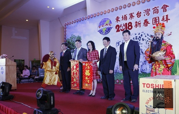 江永興、梁光中夫婦、張清水、張皓鈞(由左至右)在臺上接受舞獅獻祥。