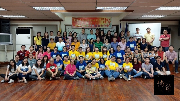 菲華青年服務團總團部團務理事與幼獅合唱團成員合照。
