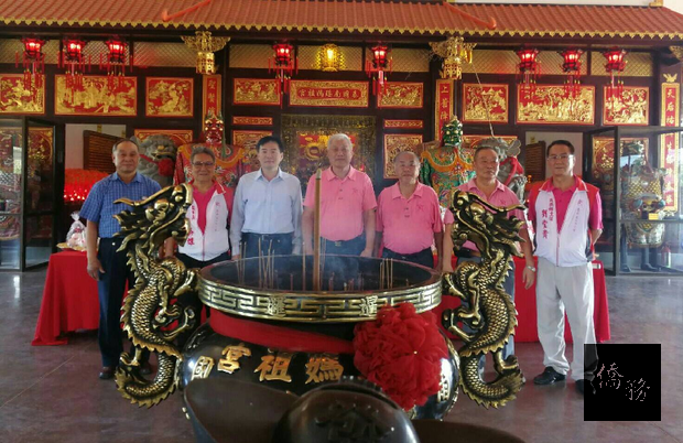 泰國南瑤媽祖宮舉行福德正神及文昌帝君聖誕祈福儀式。(左四為林耀堂)